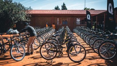 Qhubeka foundation stichting doneer een fiets aan kinderen in afrika